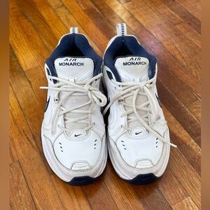 NIKE Air Monarch
